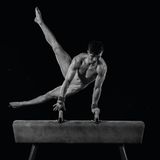 Ein Turner, ohne Klamotten am Pferd