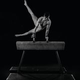 Ein Turner, ohne Klamotten am Pferd