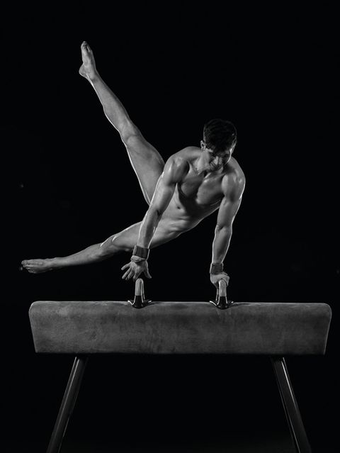 Ein Turner, ohne Klamotten am Pferd