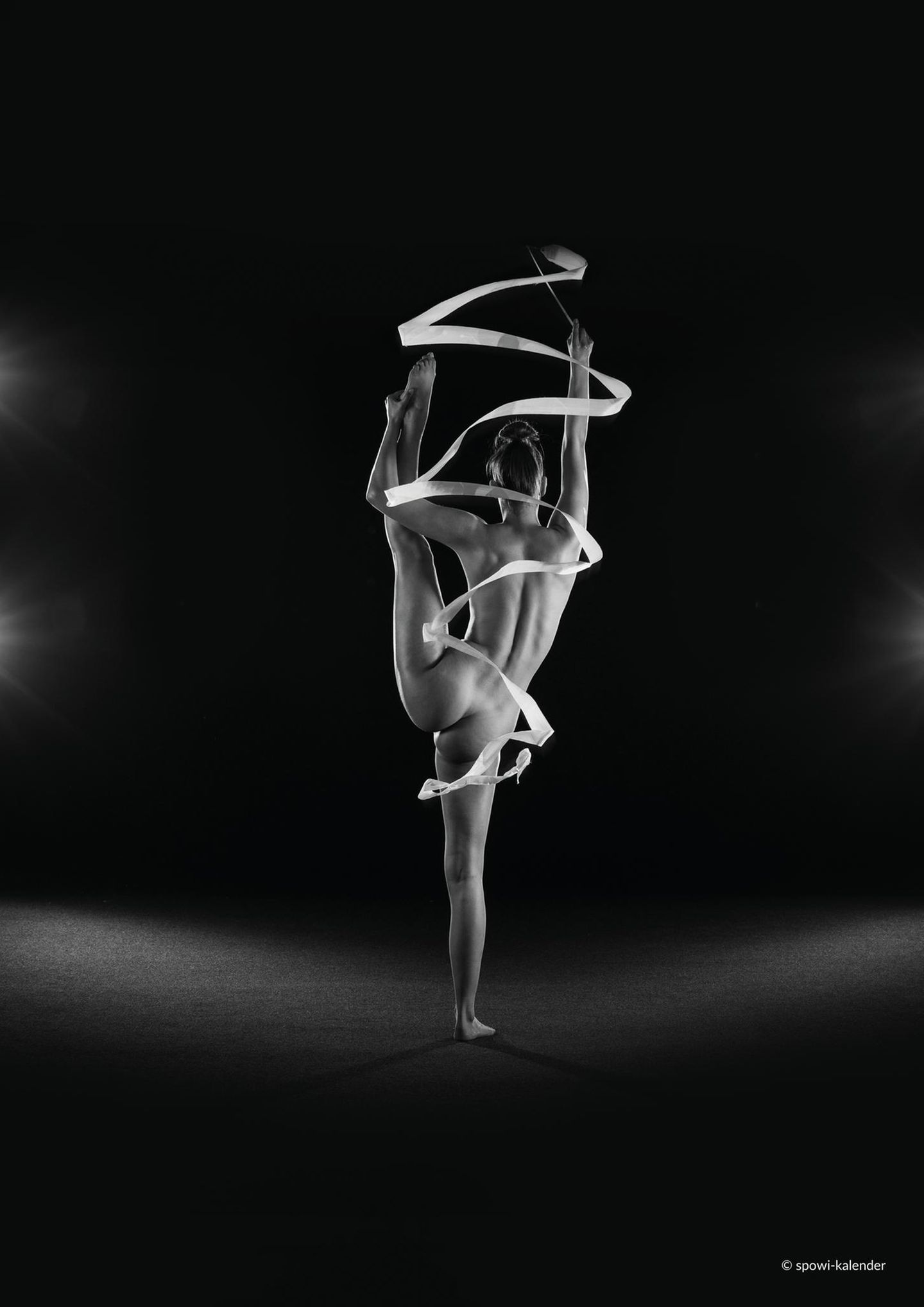 Eine nackte Frau während der Rhythmischen Sportgymnastik