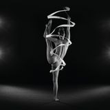 Eine nackte Frau während der Rhythmischen Sportgymnastik