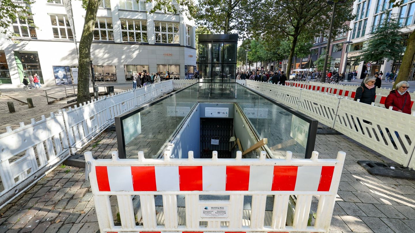Der Senat will Firmen für die Schäden an der öffentlichen Toilette in die Pflicht nehmen. (Archivbild) Foto: Ulrich Perrey/dpa