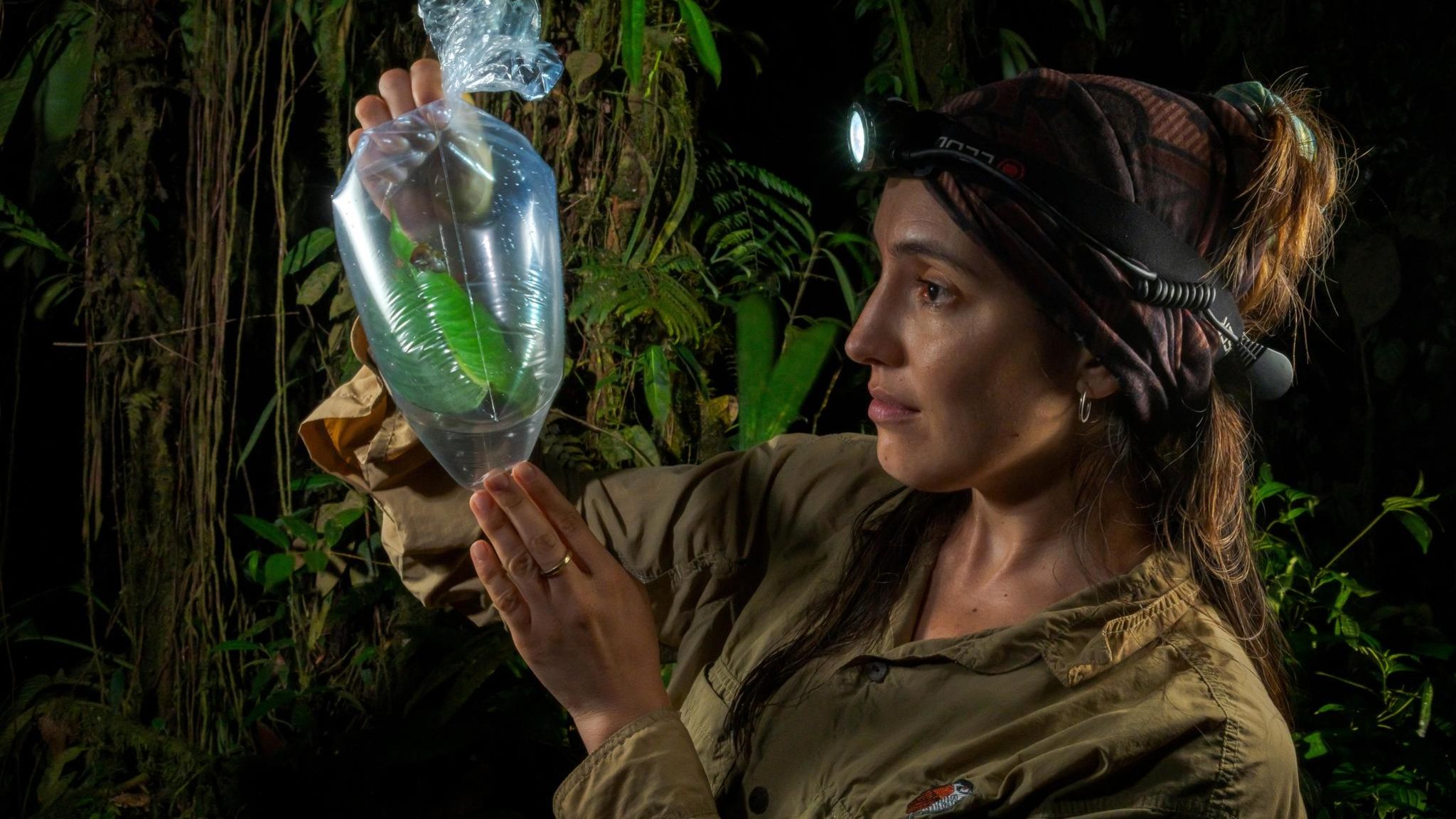 Karla Neira Salamea mit Plastikbeutel in der Hand