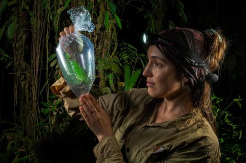 Karla Neira Salamea mit Plastikbeutel in der Hand