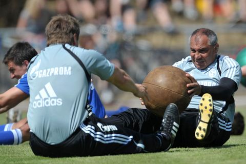 Der Medizinball durfte bei Felix Magath nicht fehlen. (Archivbild) Foto: picture alliance / dpa