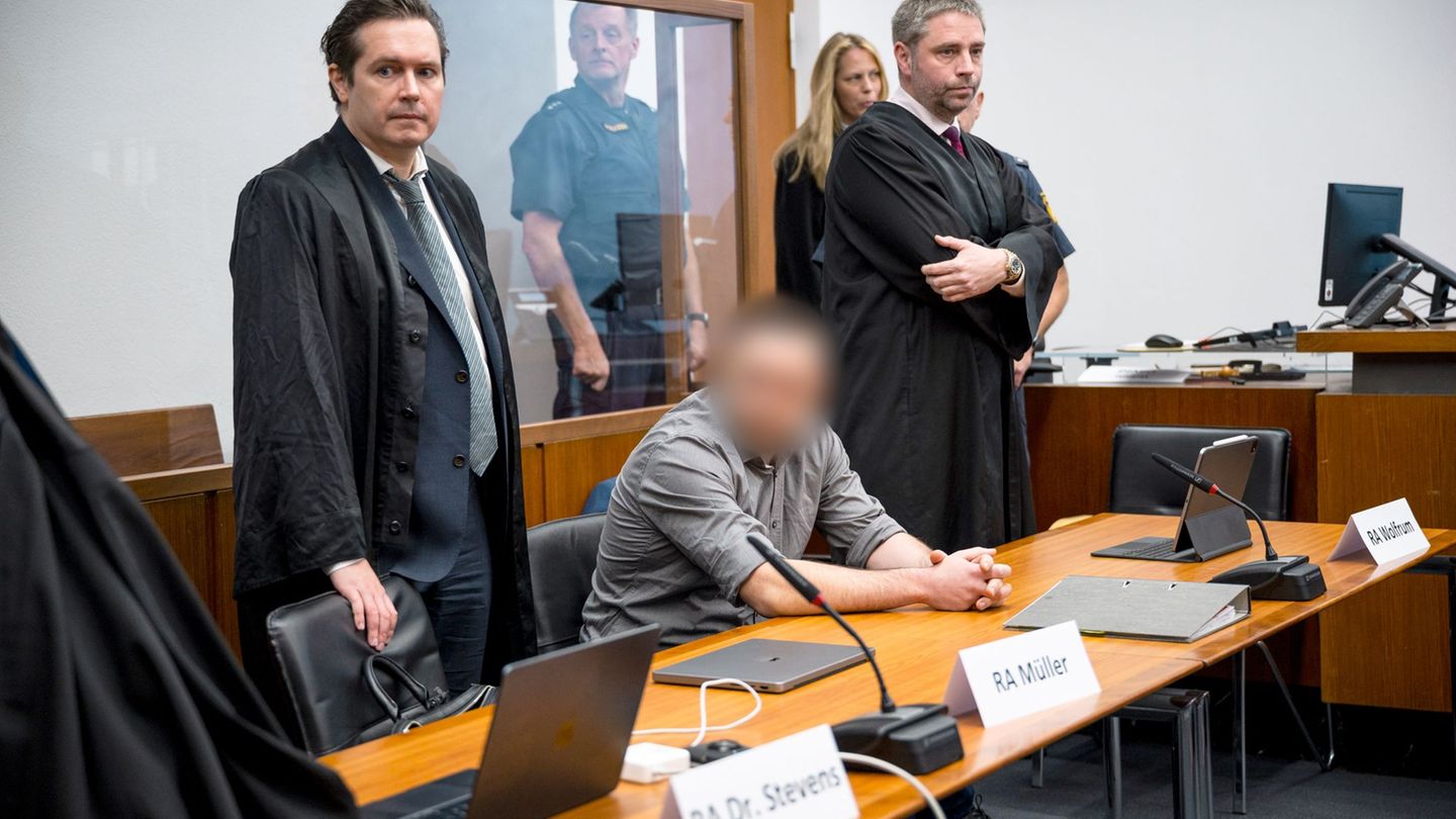 Die Verteidiger räumten zu Prozessbeginn ein, dass der Angeklagte (m., verpixelt) sich heimlich beim Geschlechtsverkehr mit mehr