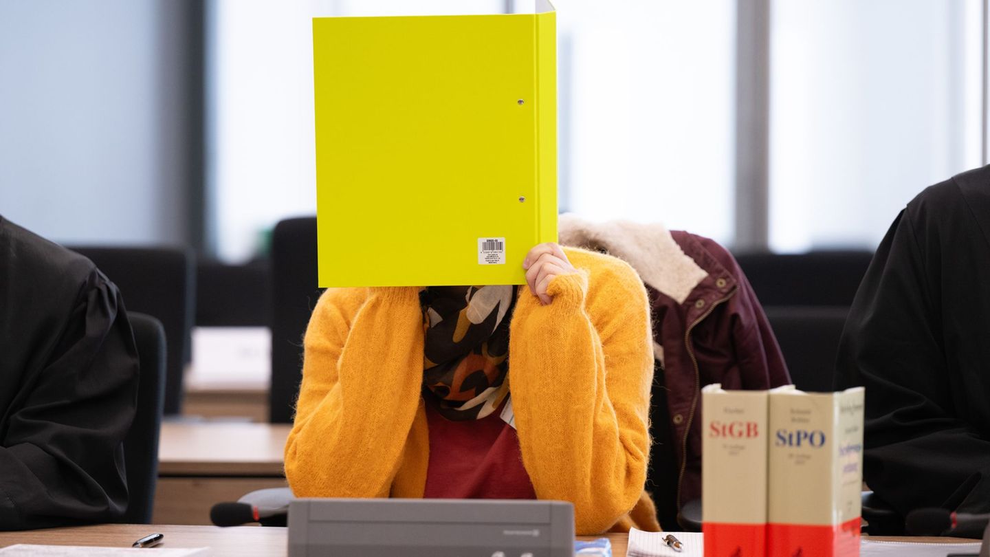 Susann E. schweigt zu Beginn des Prozesses. Foto: Sebastian Kahnert/dpa-Pool/dpa