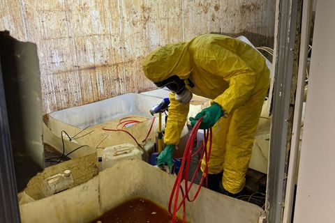 Zollfahndung und Polizei hoben ein großes Drogenlabor in Nauen (Brandenburg) westlich von Berlin aus. Foto: -/Zollfahndungsamt B