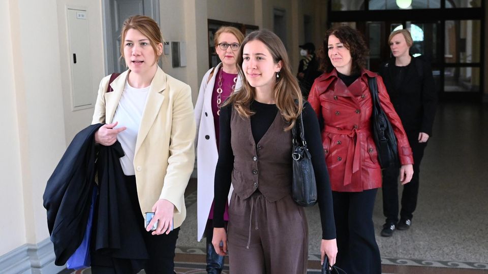 Klara Schedlich (vorn, r.), Abgeordnete im Abgeordnetenhaus Berlin, erscheint vor Gericht, gemeinsam mit ihrer Anwältin (l.), Bettina Jarasch (Mitte, r.), Lisa Paus (Mitte, l.) und Nina Stahr (hinten, r.)