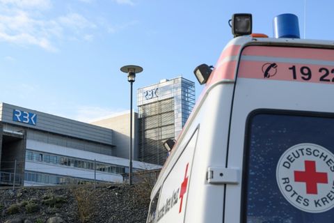 Rettungswagen vor Krankenhaus in Stuttgart
