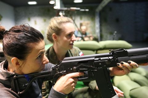 Polen: Eine Frau übt unter Anleitung den Umgang mit einem Sturmgewehr