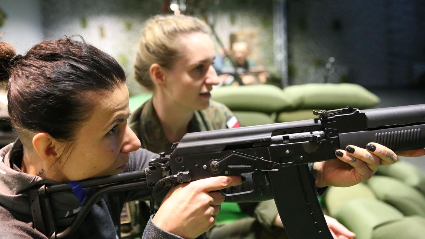 Polen: Eine Frau übt unter Anleitung den Umgang mit einem Sturmgewehr