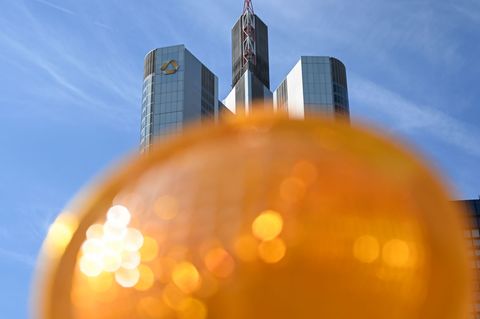 Dämpfer im dritten Quartal, aber Kurs auf Milliardengewinn 2025: Die Commerzbank in Frankfurt. (Archivbild) Foto: Arne Dedert/dp