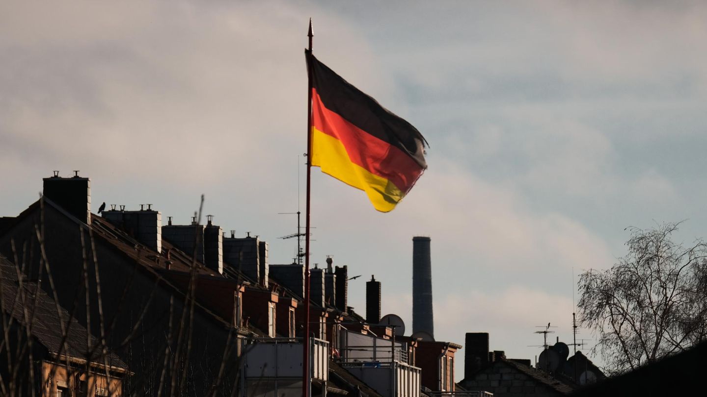 Eine gehisste Deutschland-Fahne im Ruhrgebiet