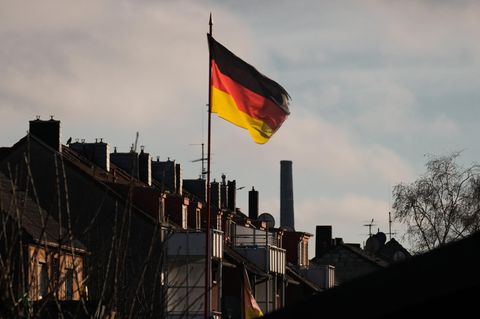 Eine gehisste Deutschland-Fahne im Ruhrgebiet