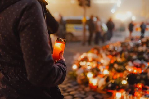 Schon kurz nach dem Anschlag auf dem Magdeburger Weihnachtsmarkt versammelten sich viele Menschen mit Kerzen in der Stadt, um der Opfer zu gedenken.