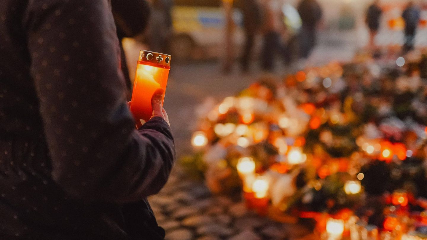 Nach dem Anschlag auf dem Magdeburger Weihnachtsmarkt versammelten sich viele Menschen mit Kerzen in der Stadt