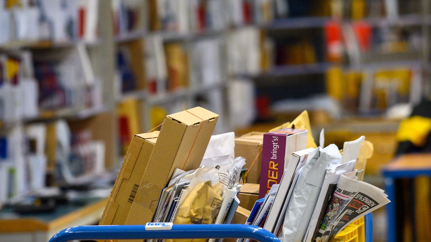 Briefe und Päckchen liegen in einem Zustellstützpunkt der Post - zuletzt transportierte der Postdienstleister mehr Briefe als ge