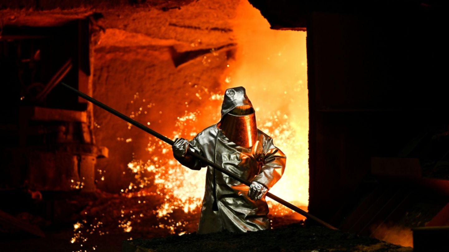 Stahlarbeiter im Thyssenkrupp-Werk in Duisburg