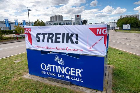 Über Monate befehdeten sich bei der Großbrauerei Oettinger Gewerkschaft NGG und Geschäftsführung. (Archivbild) Foto: Peter Kneff
