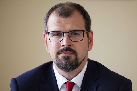 Bildungsminister Steffen Freiberg will Lehrerinnen und Lehrer entlasten, nachdem sie zu mehr Unterrichtsstunden verpflichtet wur