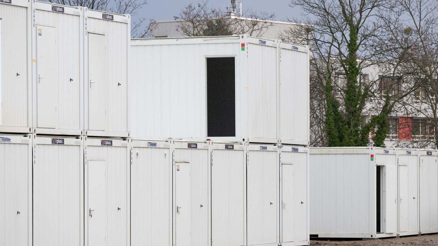 In Dresden werden Wohncontainer für Flüchtlinge abgebaut, weil der Bedarf zurückgeht. (Archivbild) Foto: Sebastian Kahnert/dpa