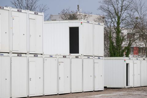 In Dresden werden Wohncontainer für Flüchtlinge abgebaut, weil der Bedarf zurückgeht. (Archivbild) Foto: Sebastian Kahnert/dpa