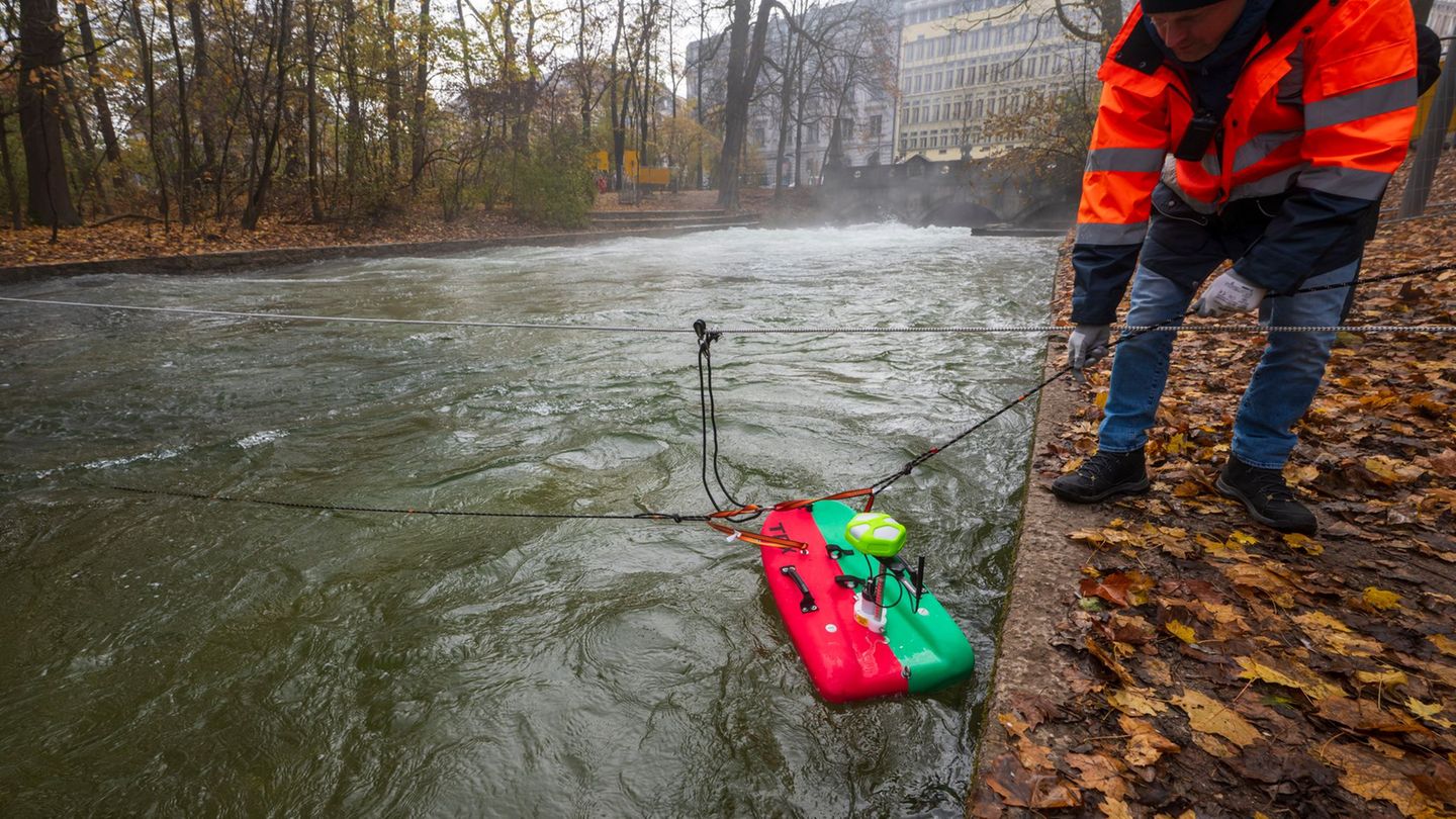 Am Eisbach in München laufen Messungen, nachdem sich die Surfwelle dort nicht mehr aufbaut. Foto: Peter Kneffel/dpa