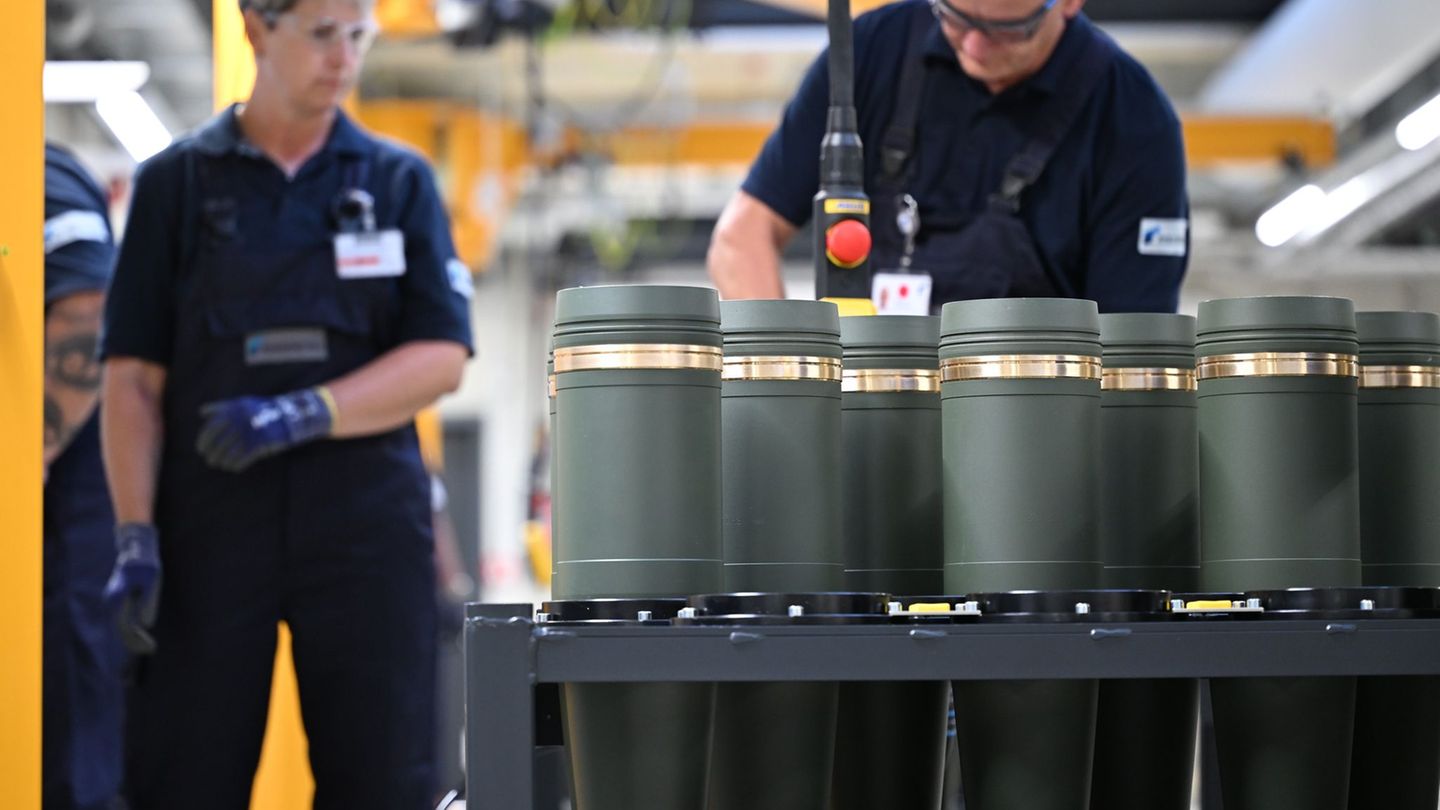 Rheinmetall-Mitarbeiter sind im Werk Unterlüß mit dem Verschließen von 155-Millimeter-Artilleriegranaten beschäftigt. Die Nachfr