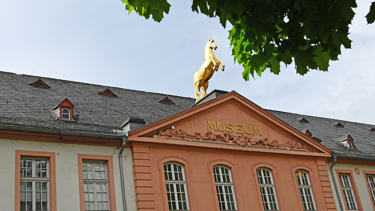 Mit der Ausstellung soll gezeigt werden, wie bunt, emotional und kreativ Fußballbegeisterung in Rheinland-Pfalz gelebt wird. (Ar