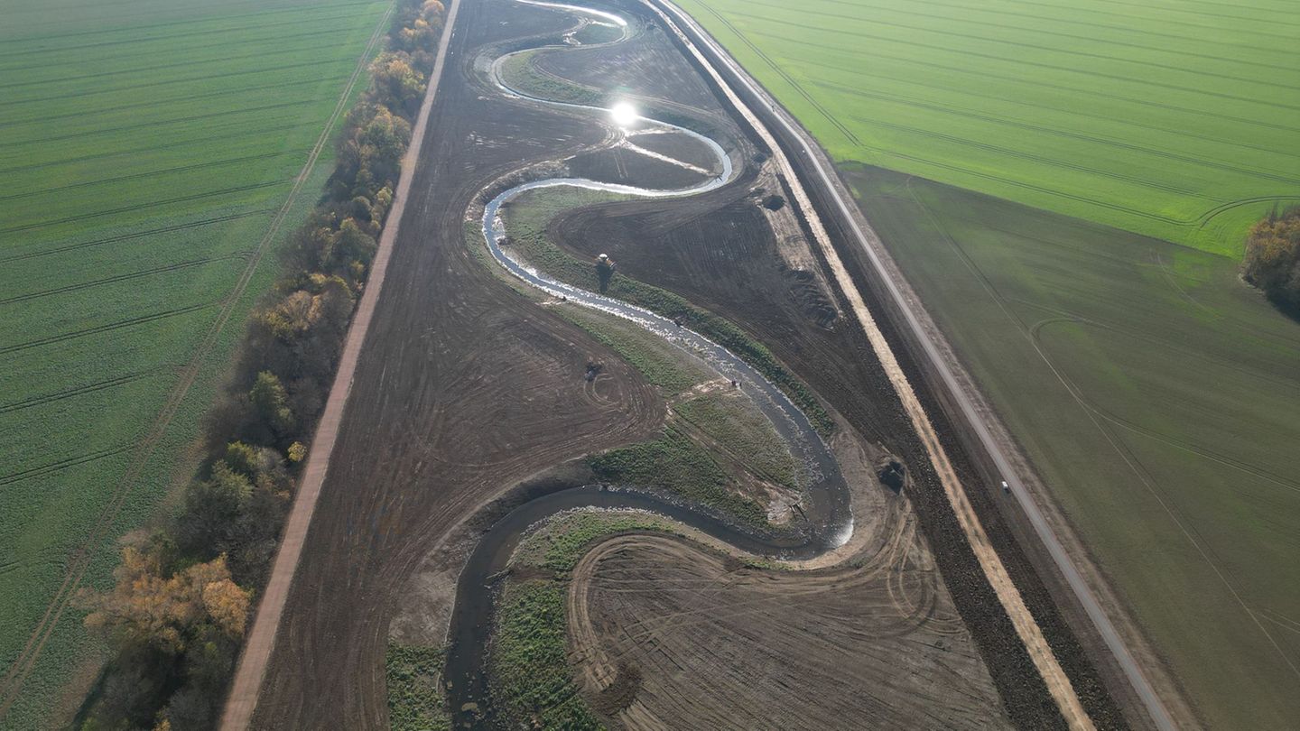 Blick auf den neuen Verlauf der Selke im Salzlandkreis zwischen Hoym und Gatersleben (Aufnahme mit Drohne). Foto: Matthias Bein/