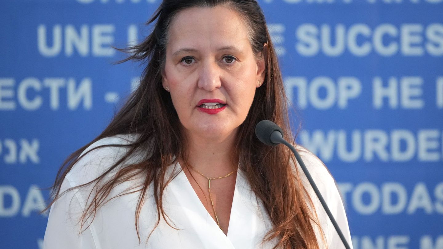 Ministerin Manja Schüle (SPD) fand in Ravensbrück eindrückliche Worte. Foto: Soeren Stache/dpa