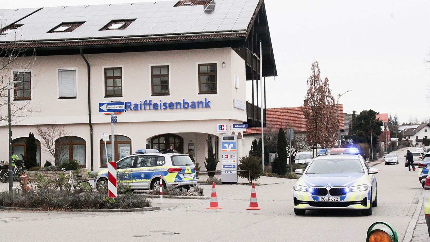 Nach dem Überfall auf einen Geldtransporter müssen ein Vater und sein Sohn lange in Haft (Archivbild) Foto: Josef Reisner/dpa