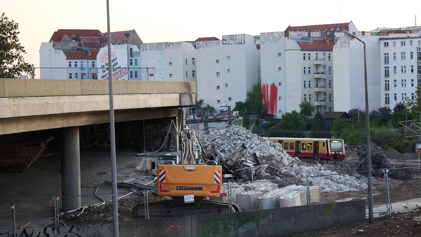 Der Auftrag für den Neubau der A100-Westendbrücke ist vergeben. (Archivbild) Foto: Joerg Carstensen/dpa