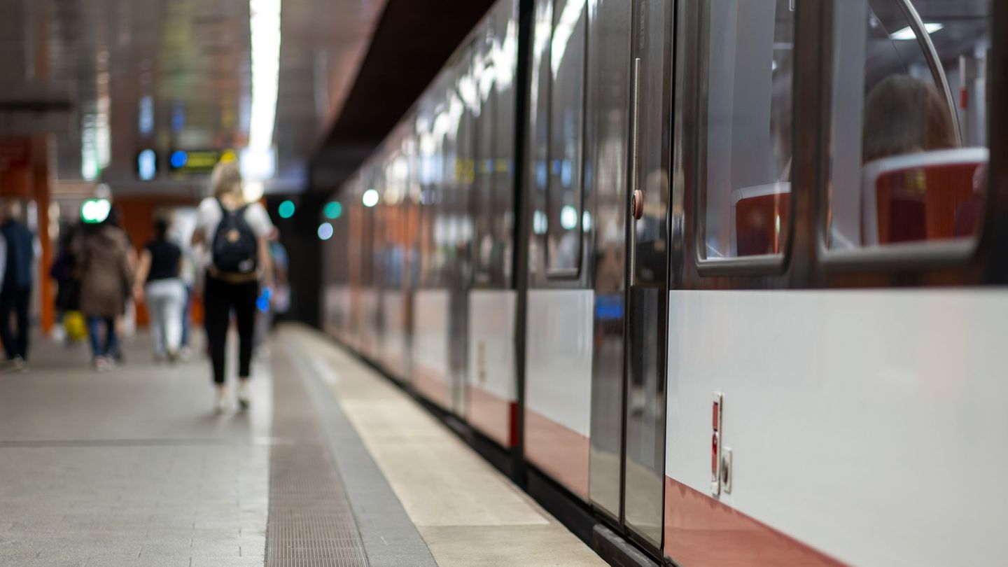 Am Nürnberger Hauptbahnhof erfasste eine U-Bahn den Mann. (Symbolbild) Foto: Daniel Karmann/dpa