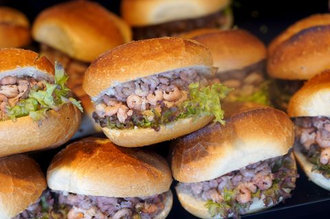 Die Preise für Nordseekrabben könnten bis Weihnachten sinken, sagt ein Experte. (Archivbild) Foto: Marcus Brandt/dpa