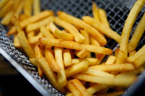 In Sindelfingen haben Unbekannte hunderte Liter altes Frittierfett gestohlen (Symbolbild) Foto: Ina Fassbender/dpa/dpa-tmn