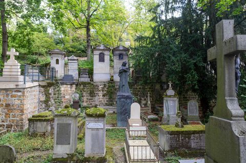 Auf dem Friedhof Père-Lachaise in Paris liegen unter anderem Jim Morrison und Frédéric Chopin begraben