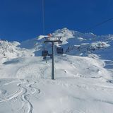 Eine der höchstgelegenen (3000 Meter) und schneesichersten Skiregionen Europas. Ein Premiumgebiet mit Premiumpreisen: Ein Tages-Skipass kostet 73,50 Euro in der Hochsaison, die Unterkunft 234 Euro pro Person und Nacht. Tageskosten: 287 Euro