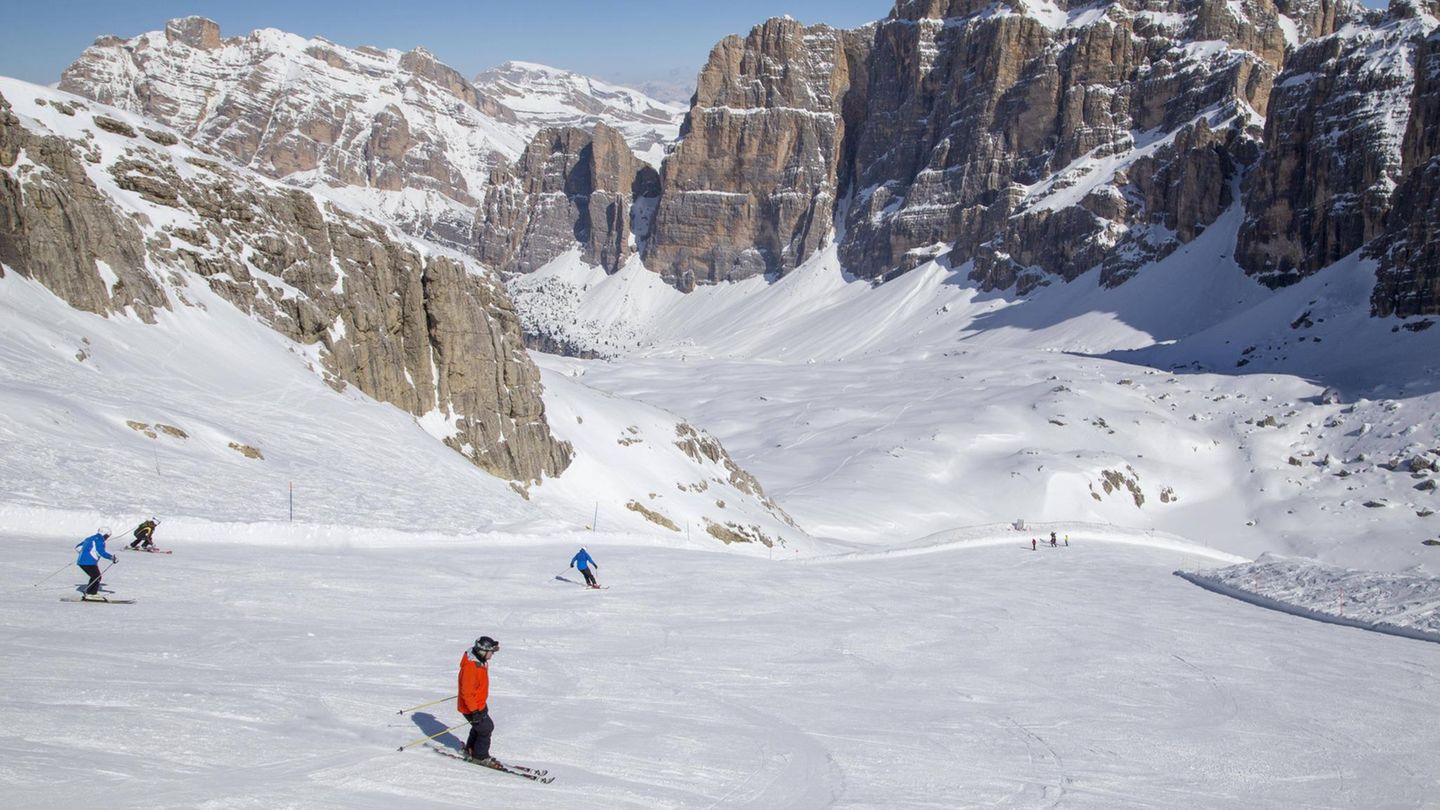 Atemberaubende Dolomiten, etwas Glamour und gehobener Skispaß auf 1224 bis 2900 Metern Höhe. Das italienische Bergflair hat seinen Preis: Tages-Skipässe kosten 77 Euro in der Hochsaison, Unterkünfte bis zu 311 Euro in der Hochsaison. In der Nebensaison sinken die Preise auf 100 Euro. Tageskosten: 279,50 Euro