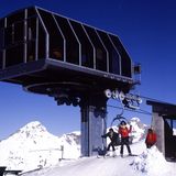 Mit 27 Kilometern Pistenlänge ein eher kleines Skigebiet in den französischen Pyrenäen. Gelegen auf 1400 bis 2100 Metern eignet es sich besonders für Anfänger und Familien. Die Aussicht auf den Pic du Midi d’Ossau ist nicht teuer: Ein Tages-Skipass kostet 24 Euro, die Unterkünfte liegen zwischen 16 und 23 Euro pro Person und Nacht. Tageskosten: 43,50 Euro