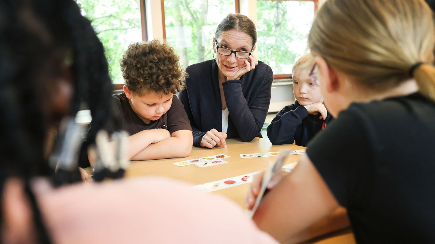 Die Zahl der Schülerinnen und Schüler in Hamburg ist nach Angaben der Schulbehörde seit 2019 um rund 25.000 auf nunmehr rund 221