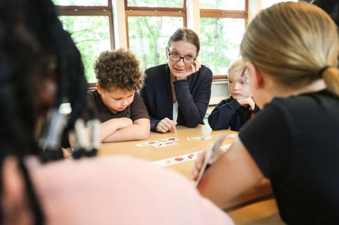Die Zahl der Schülerinnen und Schüler in Hamburg ist nach Angaben der Schulbehörde seit 2019 um rund 25.000 auf nunmehr rund 221