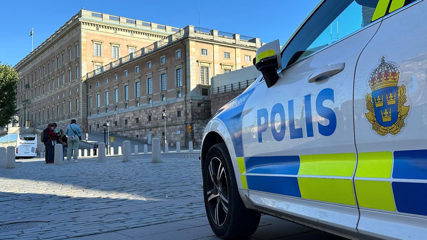 Ein Polizeiauto steht im Herzen von Stockholm vor dem Königsschloss. Nicht weit von dem Schloss entfernt befindet sich auch der