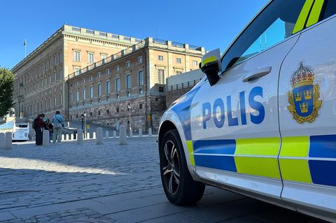 Ein Polizeiauto steht im Herzen von Stockholm vor dem Königsschloss. Nicht weit von dem Schloss entfernt befindet sich auch der