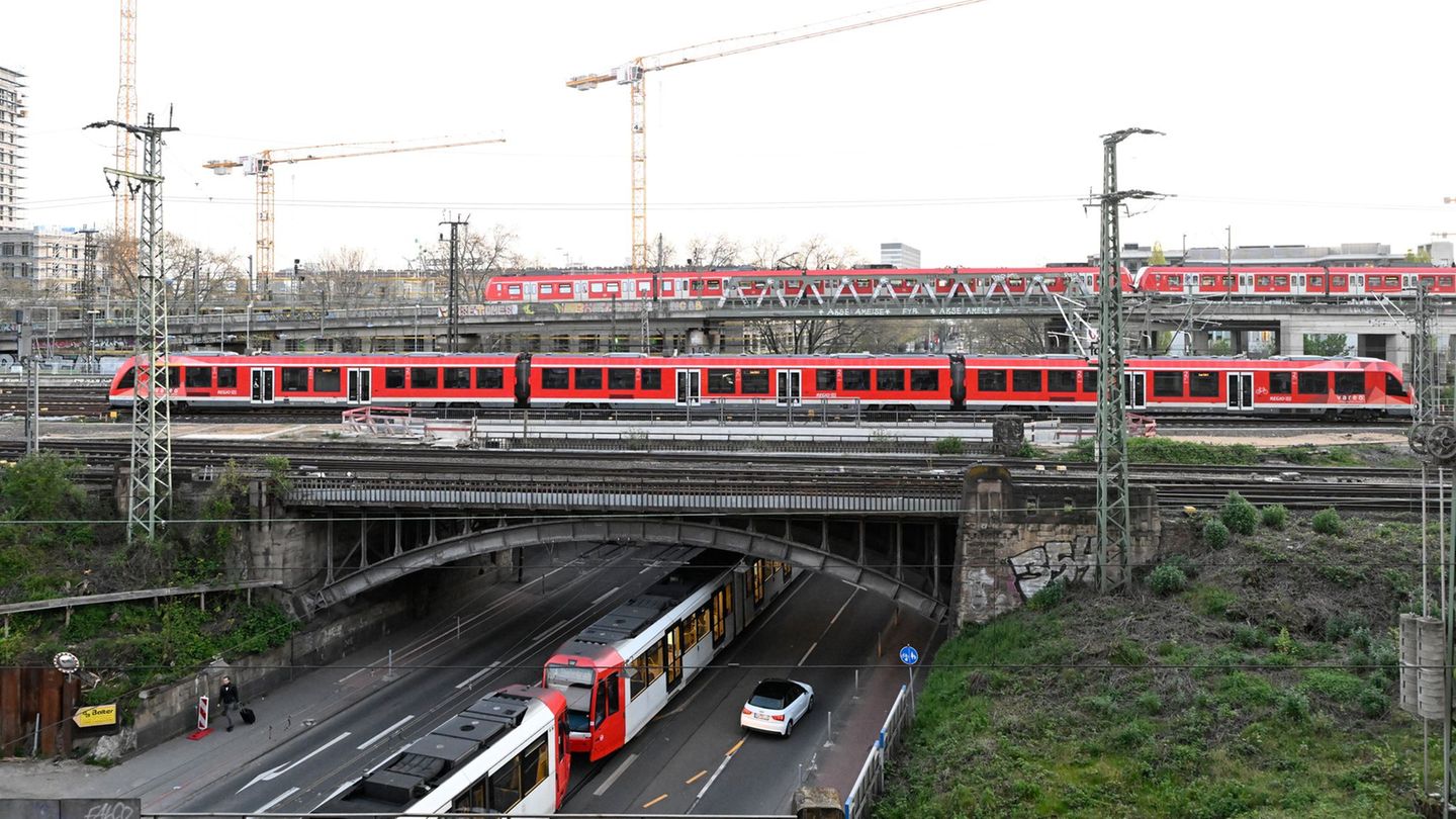 Das Fahren mit Bus und Bahnen wird zum 1. Januar 2026 teurer. (Archivbild) Foto: Roberto Pfeil/dpa