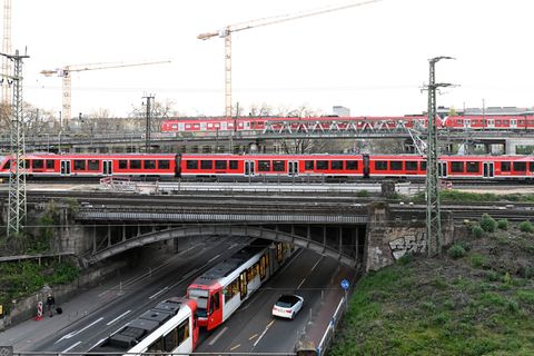 Das Fahren mit Bus und Bahnen wird zum 1. Januar 2026 teurer. (Archivbild) Foto: Roberto Pfeil/dpa