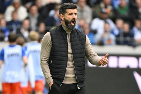 Schalke Trainer Miron Muslic sieht Gegner Elversberg aber auch seine eigene Mannschaft als "Btocken". (Archivbild) Foto: Uli Dec