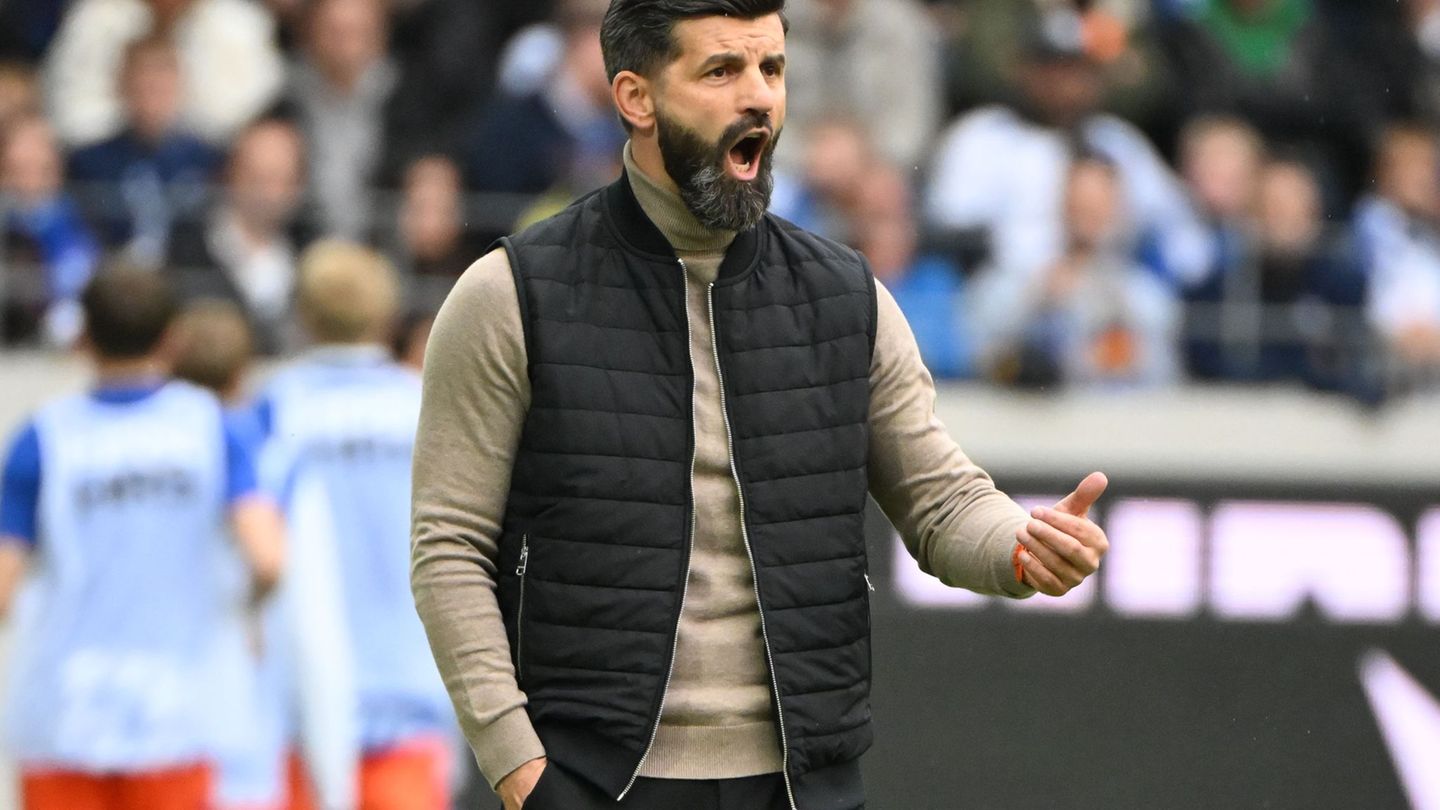 Schalke Trainer Miron Muslic sieht Gegner Elversberg aber auch seine eigene Mannschaft als "Btocken". (Archivbild) Foto: Uli Dec