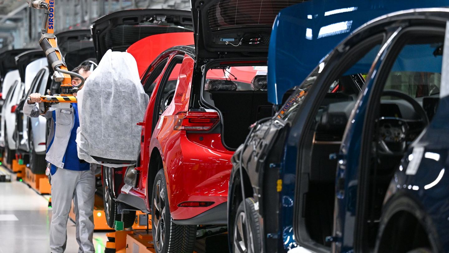 Die Produktion bei VW läuft auch nächste Woche weiter. (Archivbild) Foto: Hendrik Schmidt/dpa